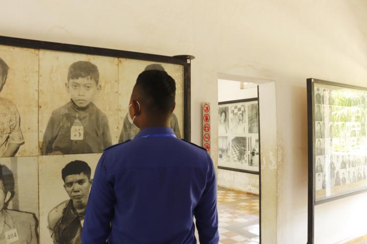 Ein junger Mann betrachtet eine Ausstellung in Tuol Sleng, dem ehemaligen Foltergef&auml;ngnis der Roten Khmer 