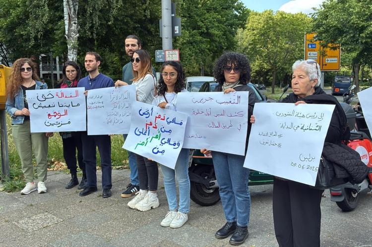 Menschen halten eine Mahnwache f&uuml;r die Vermissten in Syrien.