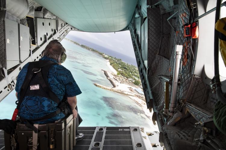 UN-Generalsekretär António Guterres schaut aus einem Flugzeug auf Tuvalu
