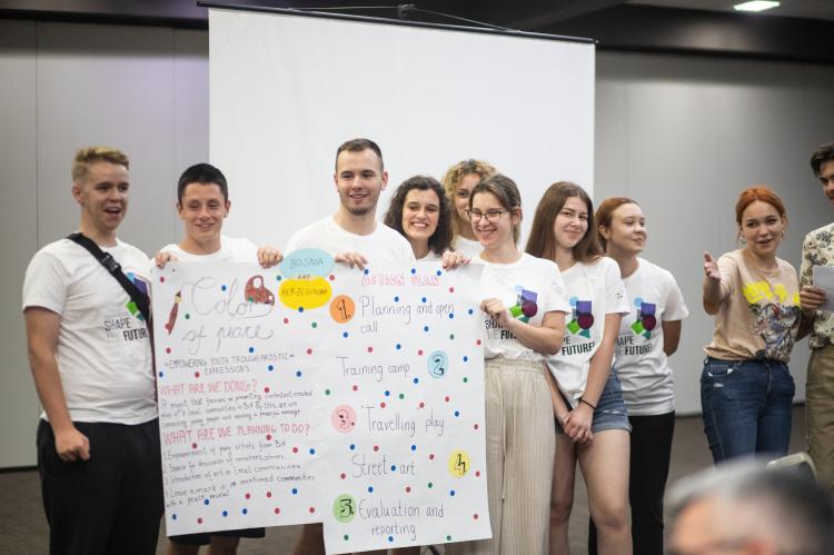 Bosnische Gruppe präsentiert Projektidee.