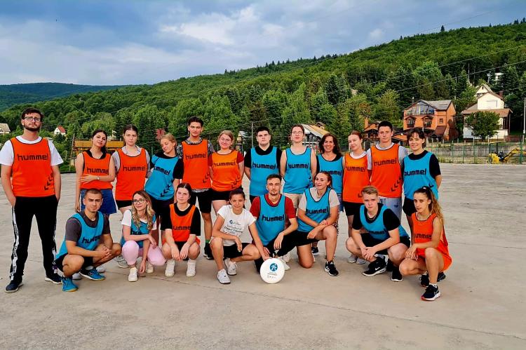 Die beiden Teams auf dem Sportplatz