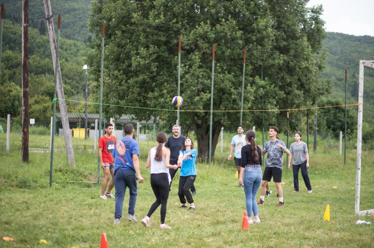 In der Pause wird trotz der Hitze Volleyball gespielt.