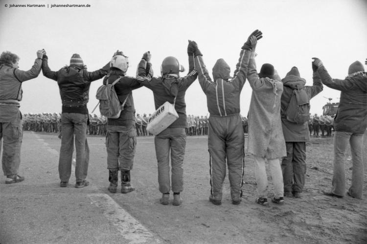 Demonstranten halten sich an Händen