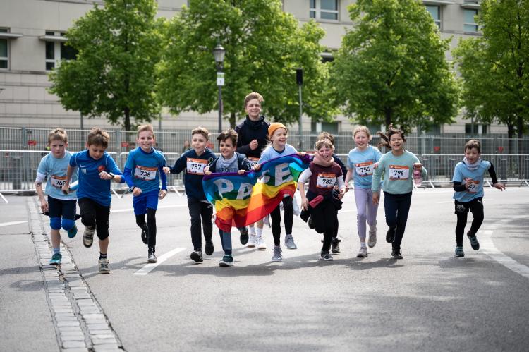 Eine Gruppe Kinder l&auml;uft beim Berliner Friedenslauf 2024