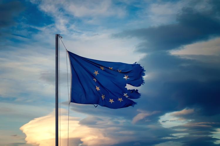 Zerrissene EU-Flagge