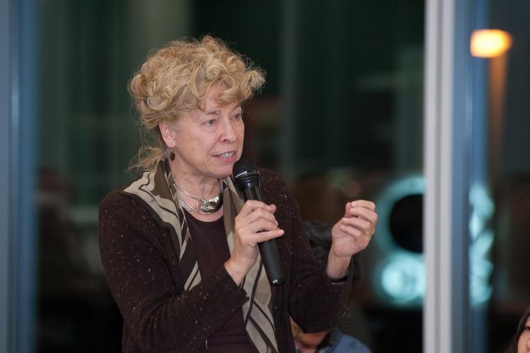 Gesine Schwan spricht während Vortrags in ein Mikrofon