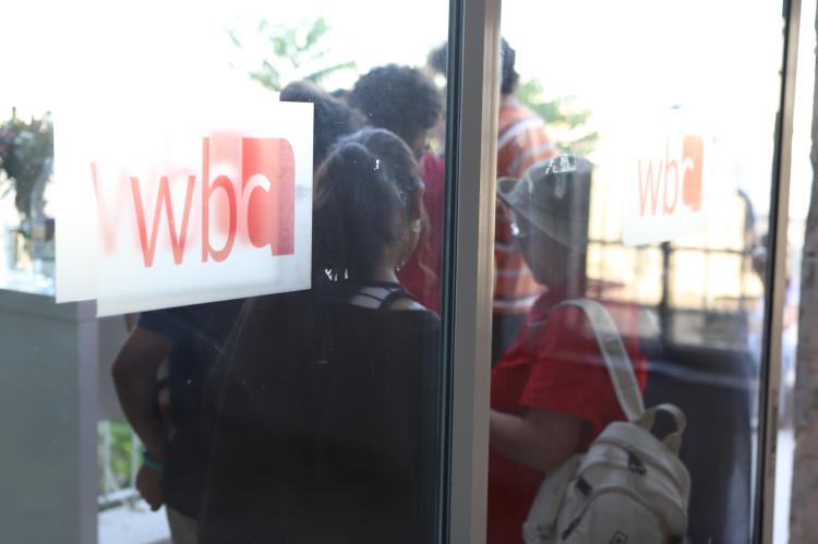 Ein Fenster in Jerusalem, auf dem das Logo des Willy-Brandt-Zentrums prangt.