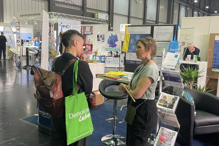 Imke Kerber (l.) am Informationsstand von Pro Peace beim DPT