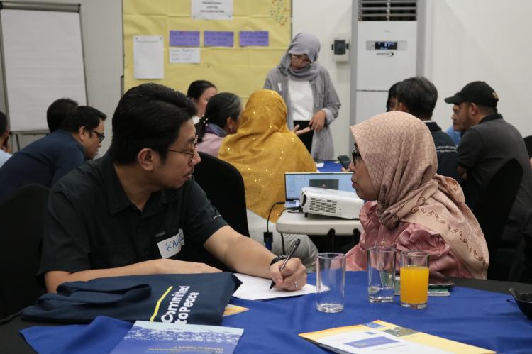 Karlos Manlupig talking to one of the survivors during the launch