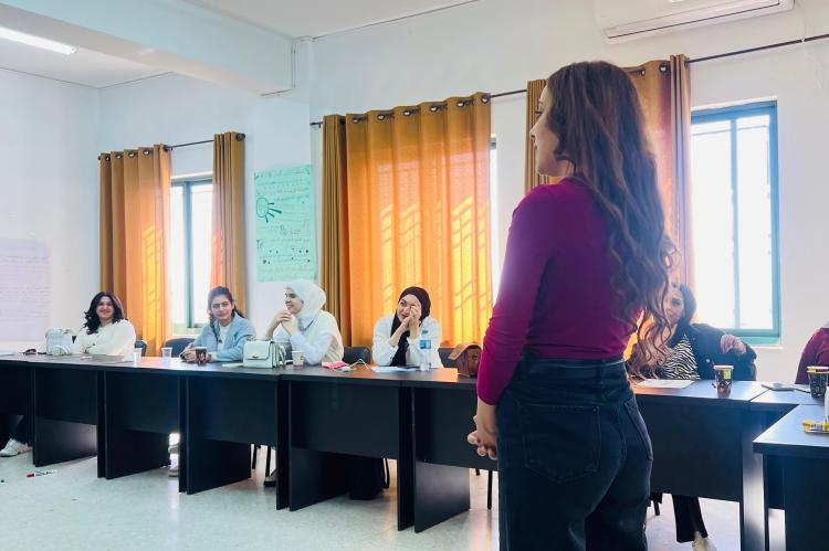Ma'ather spricht vor den anderen Teilnehmenden während eines PCPD-Workshops.
