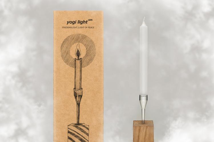 Wei&szlig;e Kerze neben Verpackung