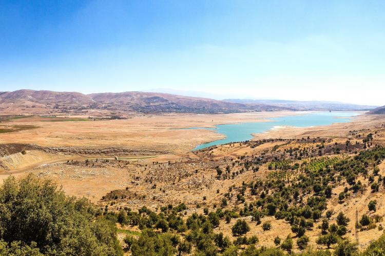 Blick über die südliche Bekaa-Ebene mit dem See Qaraoun