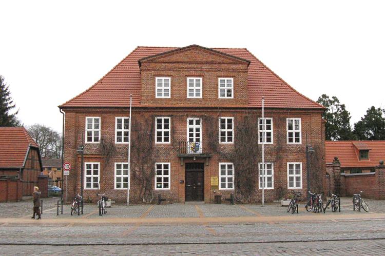 Das Rathaus von Ludwigslust in rotem Backstein zeigt die typische traditionelle Bauweise der Region.