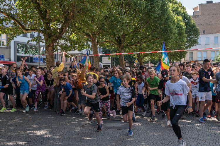 Startende Kinder, die für den Frieden laufen