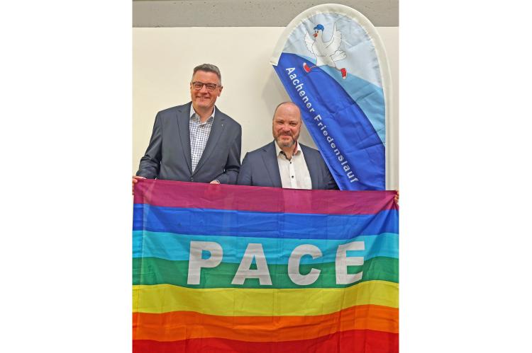 Links h&auml;lt Tim Gr&uuml;ttemeier die Pace-Flagge, rechts Michael Ziemons.