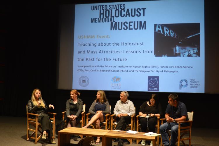 Die Entwickler des Buches "Holocaust and Peace" bei der Vorstellung ihres neuen Werkes.
