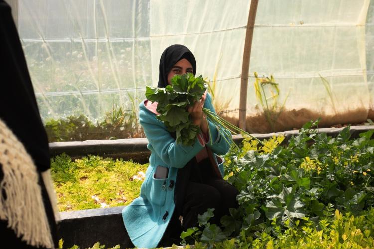 Eine junge Frau in Jordanien pr&auml;sentiert ihre frisch geernteten Kr&auml;uter