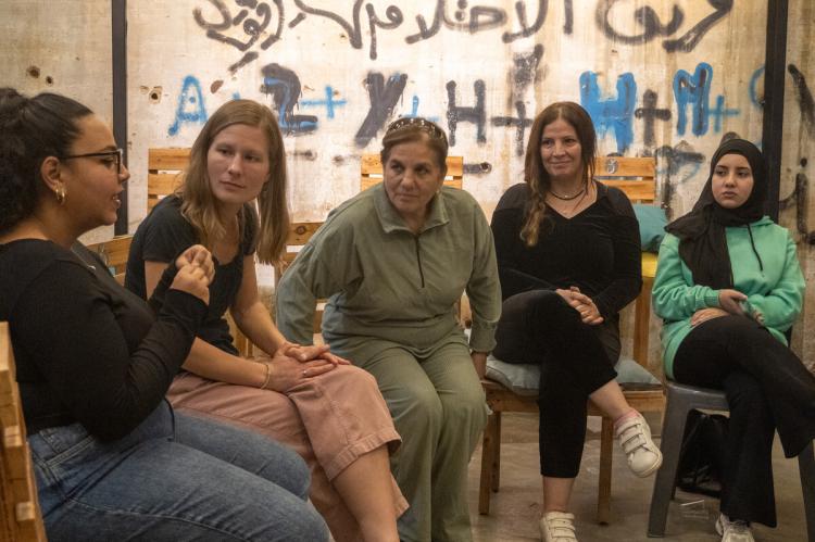 F&uuml;nf Frauen bei einem Workshop zu Gewaltfreier Kommunikation