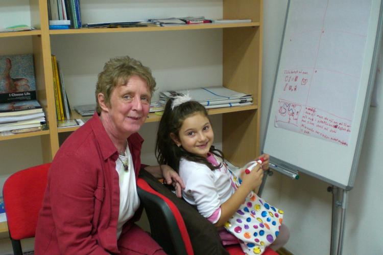 Silke Maier-Witt bei der Arbeit mit Kindern