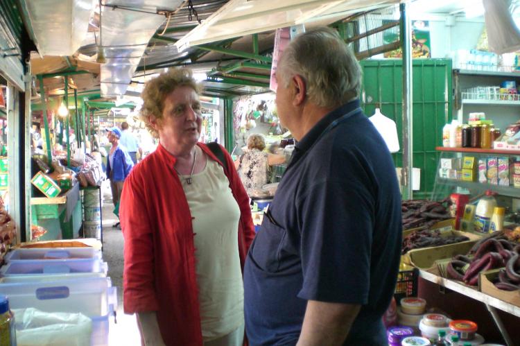 Silke Meier-Witt im Gespr&auml;ch am Markt in Pristina