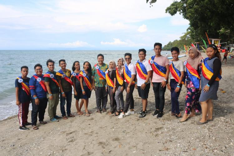 Group picture of RYLO leaders at the seaside