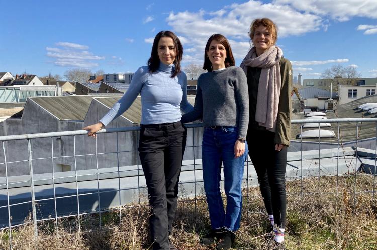 Ruba Quaraeen, Moran Chen-Spitzer und Marlene Hahnenwald posieren auf der Dachterasse des Friedenshauses in Köln.