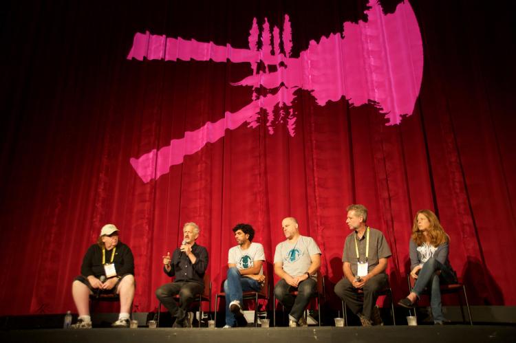Stephen Apkon mit Michael Moore beim Traverse City Film Festival