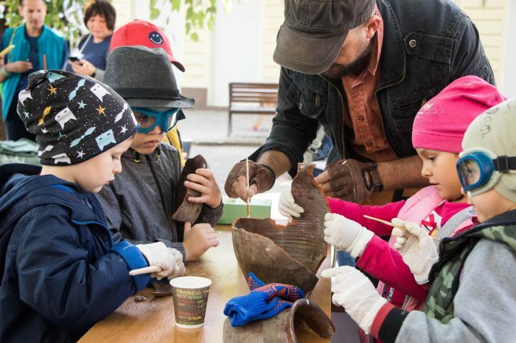 Kinder bei einem kreativen Workshop in Odessa