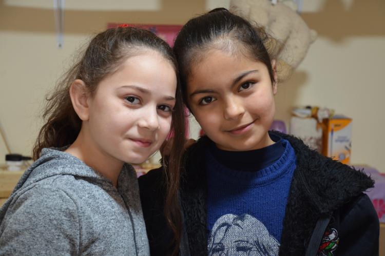 Die beiden syrischen Mädchen Iman und Ayat haben sich im Libanon bei der Partnerorganisation des forumZFD "Basmeh & Zeitooneh" kennengelernt und angefreundet. 