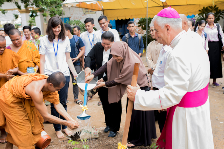 Beim World Peace Day in Kambodscha pflanzen Vertreter*innen verschiedener Religionen einen Baum des Friedens