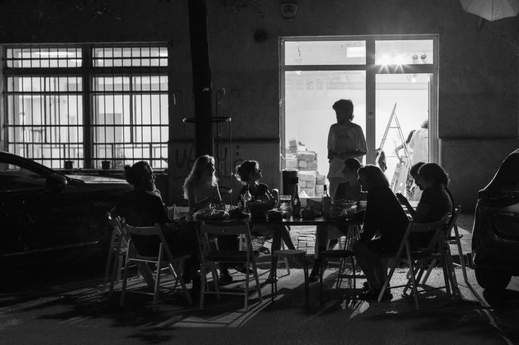 A group is sitting at a table in the Willy Brandt Center in Jerusalem and chatting.