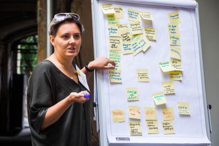 An employee of one of Pro Peace's partner organisations in Ukraine at a workshop on non-violent communication