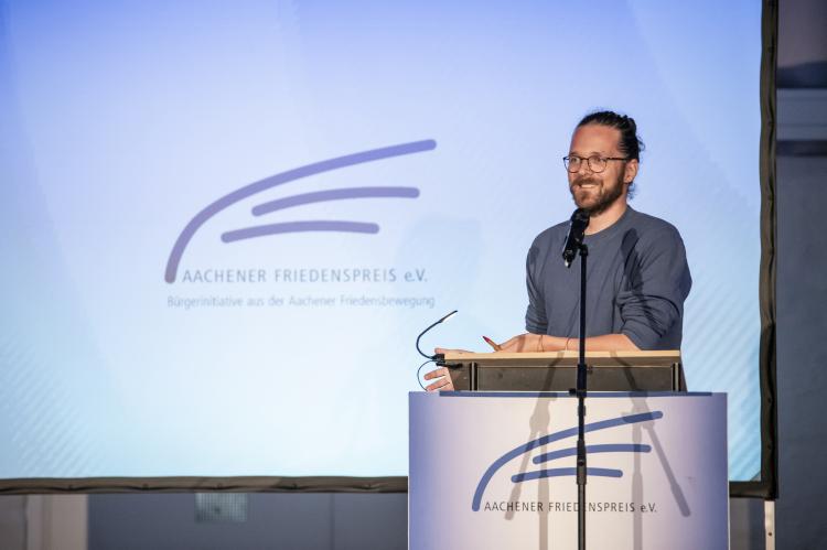 Laudator Arne Semsrott beim Aachener Friedenspreis 2024