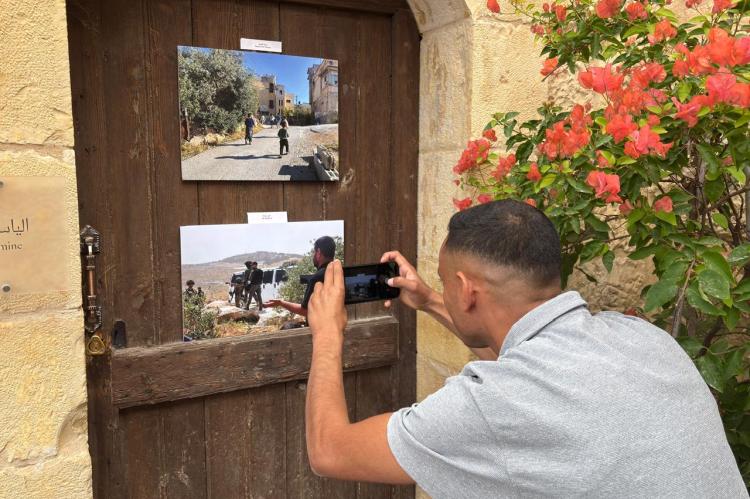Besucher der Ausstellung "Perspectives" in Ramallah fotografiert