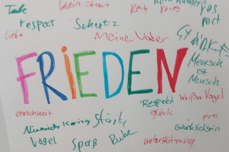 Ein buntes Plakat mit dem Wort Frieden