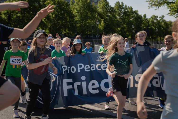 Kinder nehmen an einem Friedenslauf von Pro Peace teil.