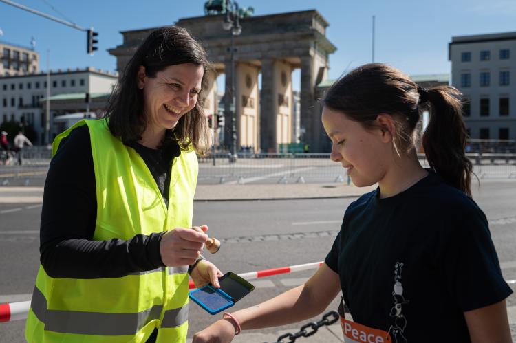 Kind holt sich bei Streckenposten einen Stempel ab.