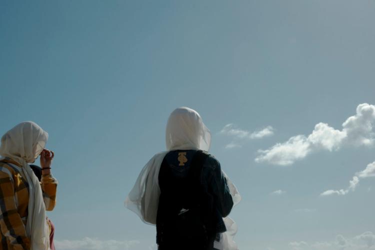 Zwei Frauen schauen in den Himmel über Beirut