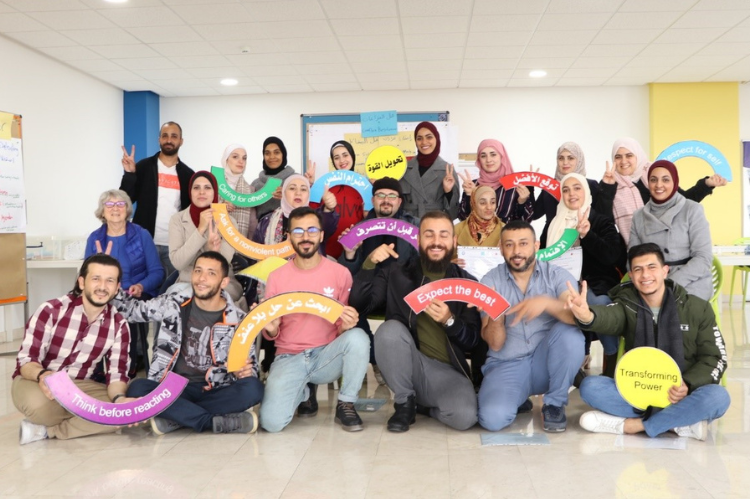 Eine Gruppe Teilnehmender eines Workshops zu friedlicher Konfliktarbeit posiert vor der Kamera