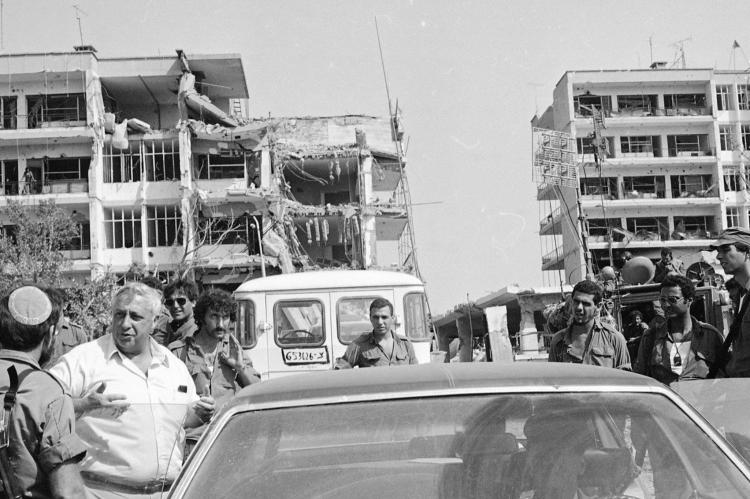 Ariel Sharon, damaliger Verteidigungsminister und späterer Ministerpräsident, bei einem Besuch der israelischen Streitkräfte während der Invasion des Libanon 1982.