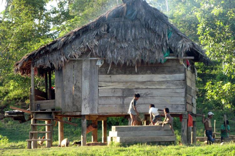 Einfache Pfahlbauten an der Atlantikküste Nicaraguas
