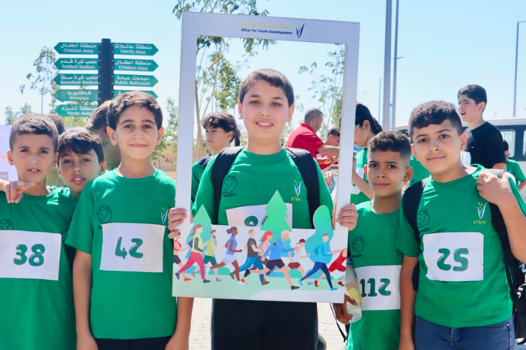 F&uuml;nf junge Teilnehmer beim Laufen f&uuml;r den Umweltfrieden 