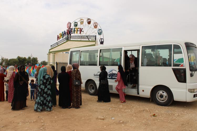 Die Teilnehmenden verlassen den Salam-Bus am Zielort. 