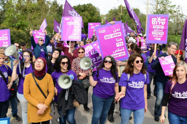 Aktivisten auf einer Demonstration von Standing Together 