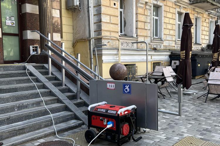Stromgenerator vor einem Haus in Kiew