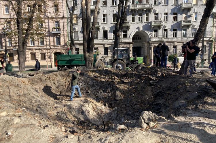 Kriegsspuren auf einem Spielplatz in Kiew