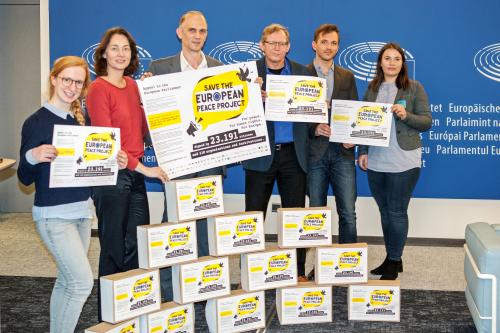 Vor den letzten Europawahlen sammelte das forumZFD mehr als 23.000 Unterschriften mit einer Kampagne und &uuml;bergab sie an die stellvertretende Parlamentspr&auml;sidentin Katarina Barley.
