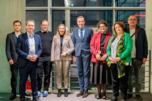 Eine Gruppe des Gespr&auml;chskreises S&uuml;dosteuropa mit Journalist*innen aus der Region und Vertreter*innen der Friedrich-Ebert-Stiftung