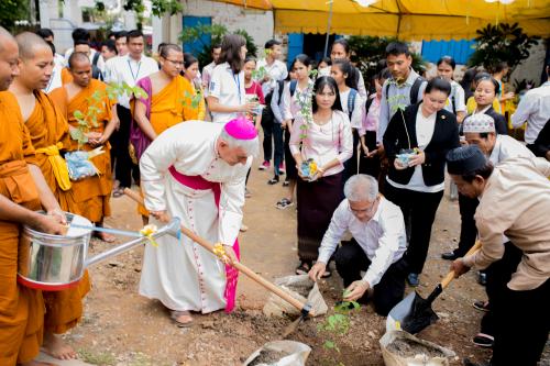 Bishop Enrique Figaredo lends a hand in greening the courtyard of the University.