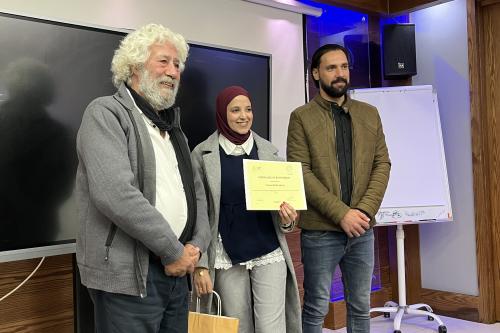 Dooz-Gr&uuml;nder Abed Othman bei einer Zertifikat&uuml;bergabe